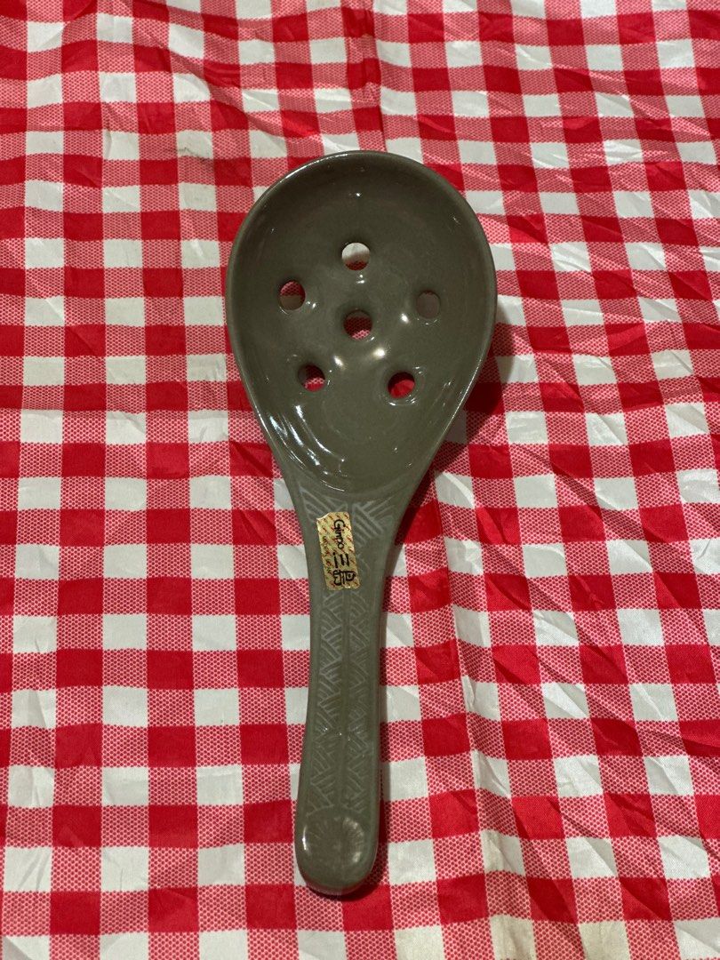 Ginpoware perforated ceramic serving spatula (Category: Other Kitchenware & Tableware) located in Davao. Submitted by favoritepreloved (Listing ID 1374494653, Image 3). Description: 8.5 inches or 21.5cm.