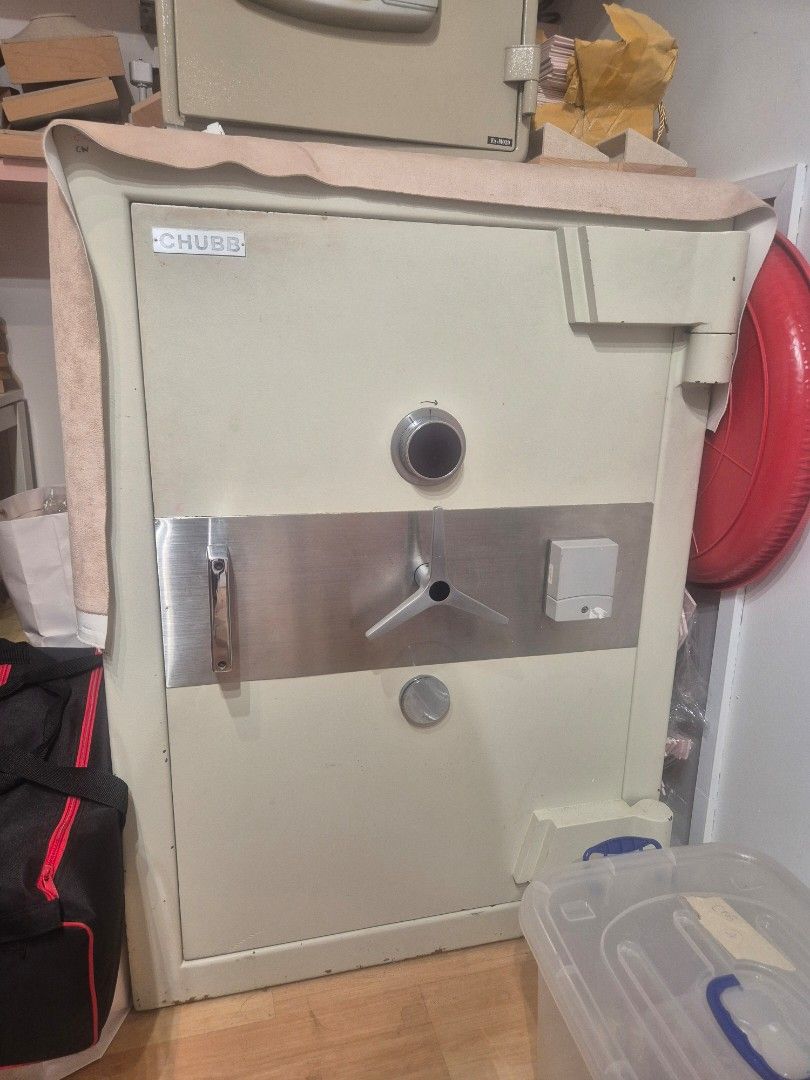 Heavy duty safe box