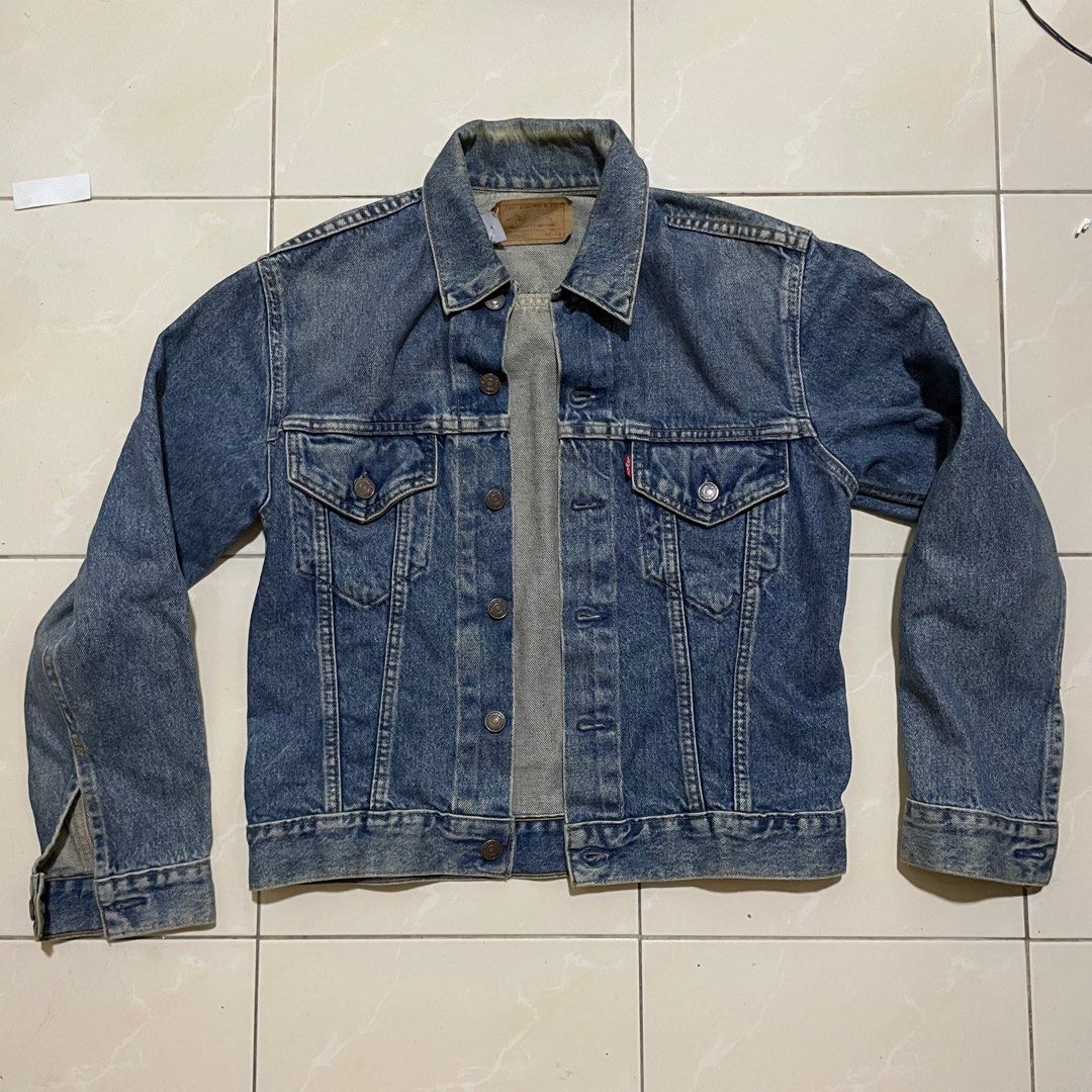 levis jacket (Category: Coats, Jackets and Outerwear) located in Batu Arang. Submitted by justsm (Listing ID 1374484726, Image 1). Description: saiz 36 USA pit 19 inch labuh 22 inch.