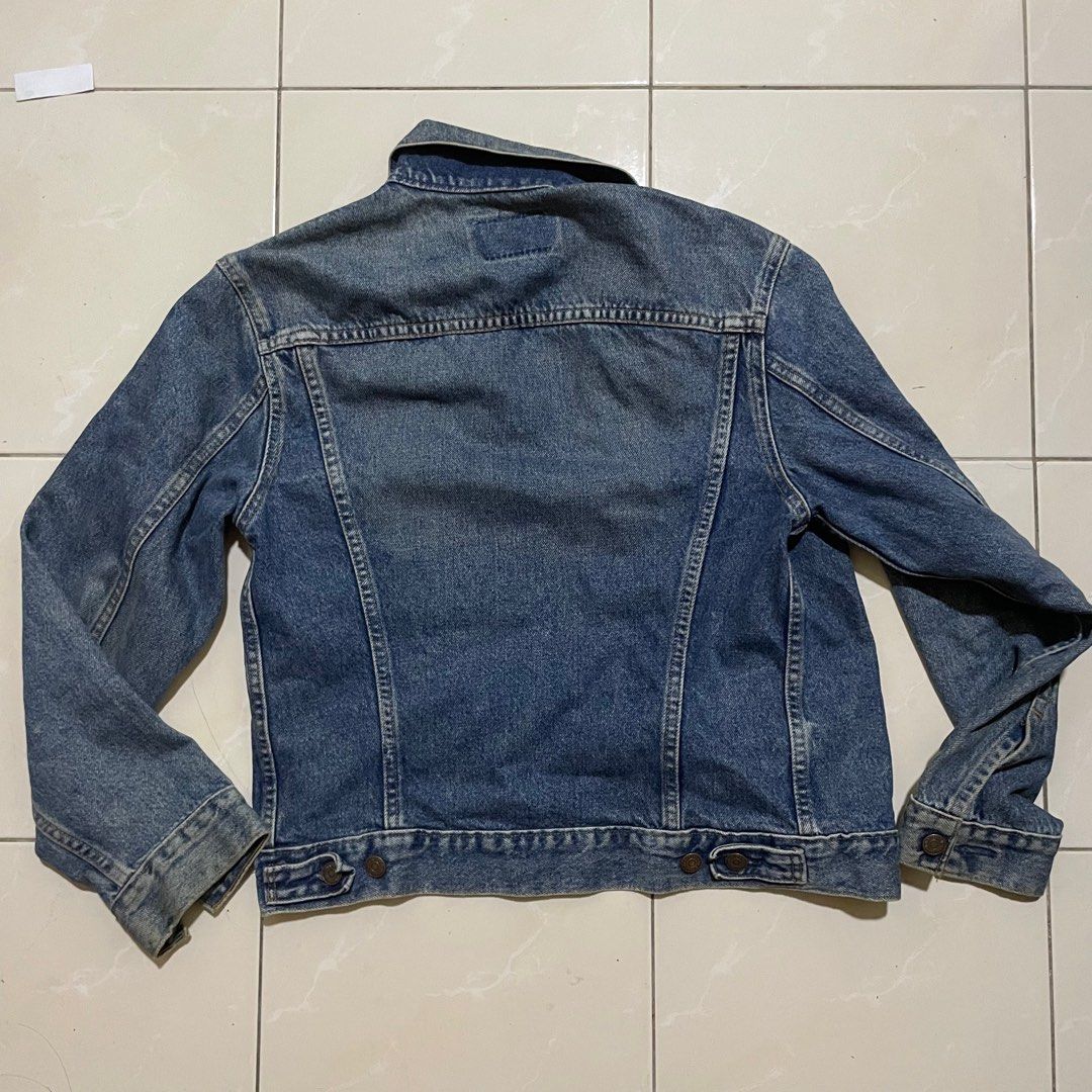 levis jacket (Category: Coats, Jackets and Outerwear) located in Batu Arang. Submitted by justsm (Listing ID 1374484726, Image 2). Description: saiz 36 USA pit 19 inch labuh 22 inch.