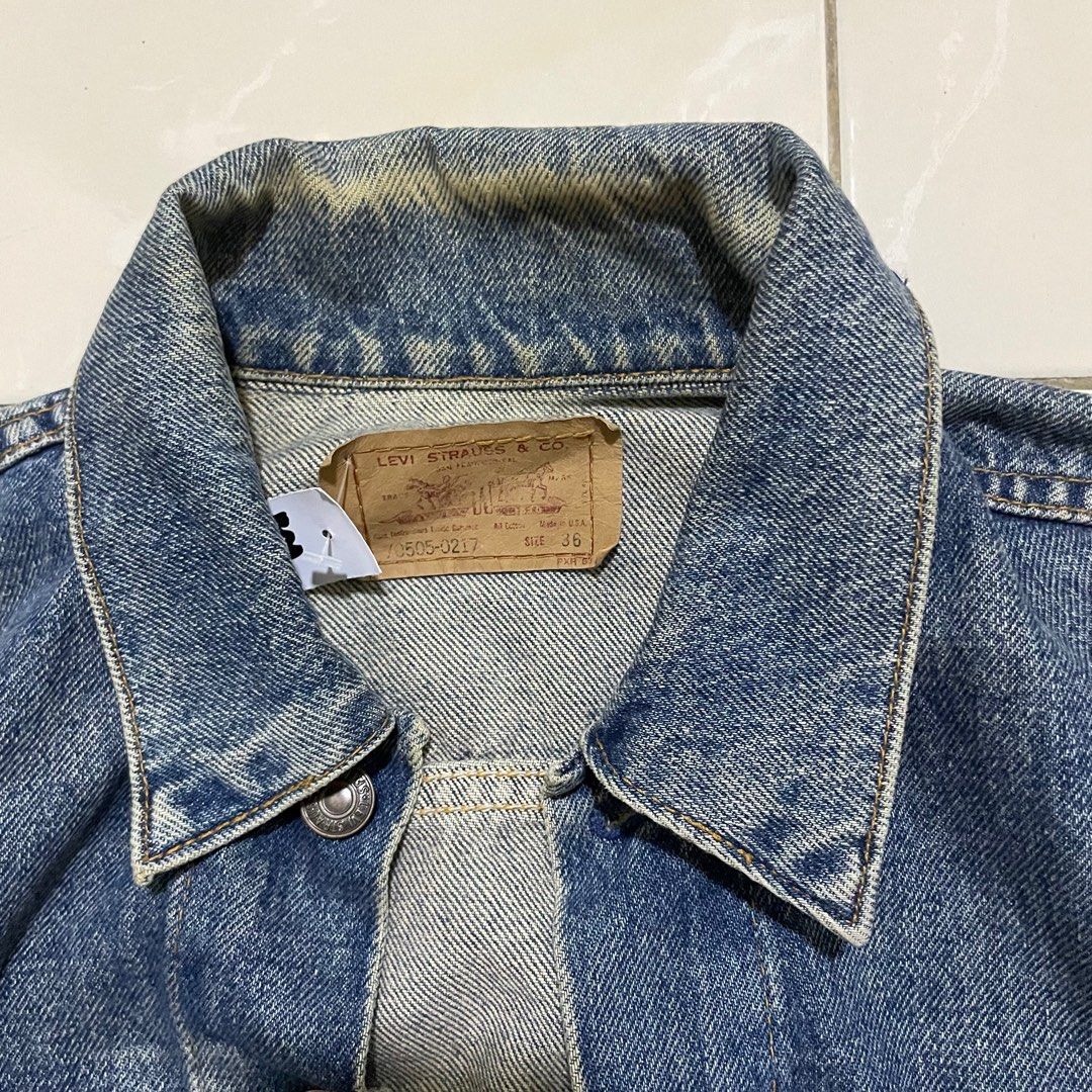 levis jacket (Category: Coats, Jackets and Outerwear) located in Batu Arang. Submitted by justsm (Listing ID 1374484726, Image 3). Description: saiz 36 USA pit 19 inch labuh 22 inch.