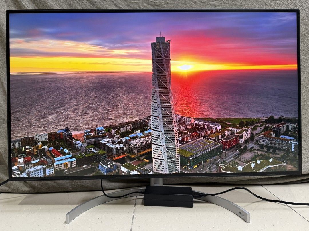 由 joanne_042500 (刊登 ID 1374412844，圖片 1) 提交，位於 台北市 (Taipei) 的 LG 31.5 吋 UltraFine™ 4K UHD Thunderbolt 超高清顯示器原價40900功能正常便宜出售 (類別：LCD 螢幕)，說明：4K 超高清畫面 (3840 x 2160) Nano IPS (DCI-P3 98% ) VESA DisplayHDR™ 600 Thunderbolt™ 3 4K 連接技術 兼容 Mac 四邊纖薄邊框設計 螢幕測試功能正常 可來現場測試 另有其他款式可以挑選 若有運送需求也可幫忙詢價 台北市信義區吳興街 自取現場可測試 確認過來後會提供詳細地址 個人工作室需預約 因放鳥客人太多 若不是當日或隔日取貨 商品保留皆需付定金 付定金需要於壹個月內取走商品 約定取貨日未領貨或取消訂單 則定金不退還。
