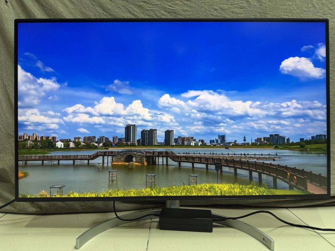 由 joanne_042500 (刊登 ID 1374412844，圖片 2) 提交，位於 台北市 (Taipei) 的 LG 31.5 吋 UltraFine™ 4K UHD Thunderbolt 超高清顯示器原價40900功能正常便宜出售 (類別：LCD 螢幕)，說明：4K 超高清畫面 (3840 x 2160) Nano IPS (DCI-P3 98% ) VESA DisplayHDR™ 600 Thunderbolt™ 3 4K 連接技術 兼容 Mac 四邊纖薄邊框設計 螢幕測試功能正常 可來現場測試 另有其他款式可以挑選 若有運送需求也可幫忙詢價 台北市信義區吳興街 自取現場可測試 確認過來後會提供詳細地址 個人工作室需預約 因放鳥客人太多 若不是當日或隔日取貨 商品保留皆需付定金 付定金需要於壹個月內取走商品 約定取貨日未領貨或取消訂單 則定金不退還。