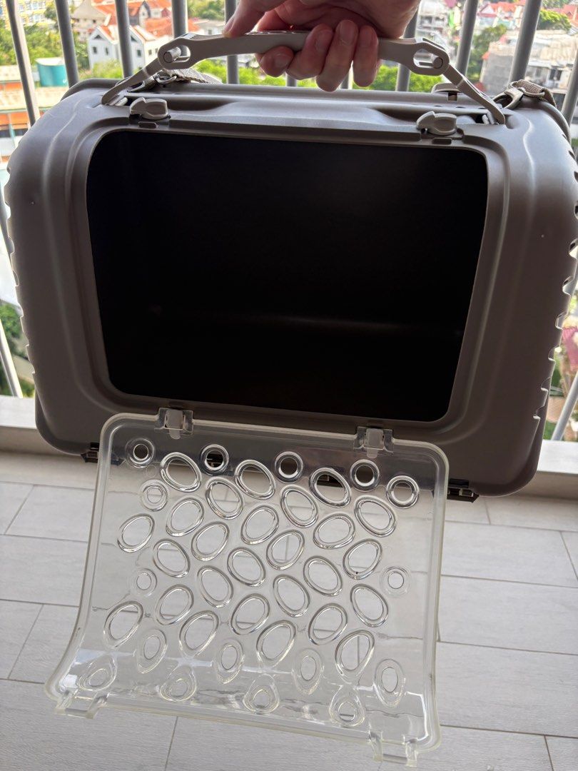 Like new pet (dog/cat) carrier (Category: Homes & Other Pet Accessories) located in Singapore. Submitted by mtzx77 (Listing ID 1374404833, Image 3). Description: Like new pet (dog/cat) carrier self-collect from florence residences.