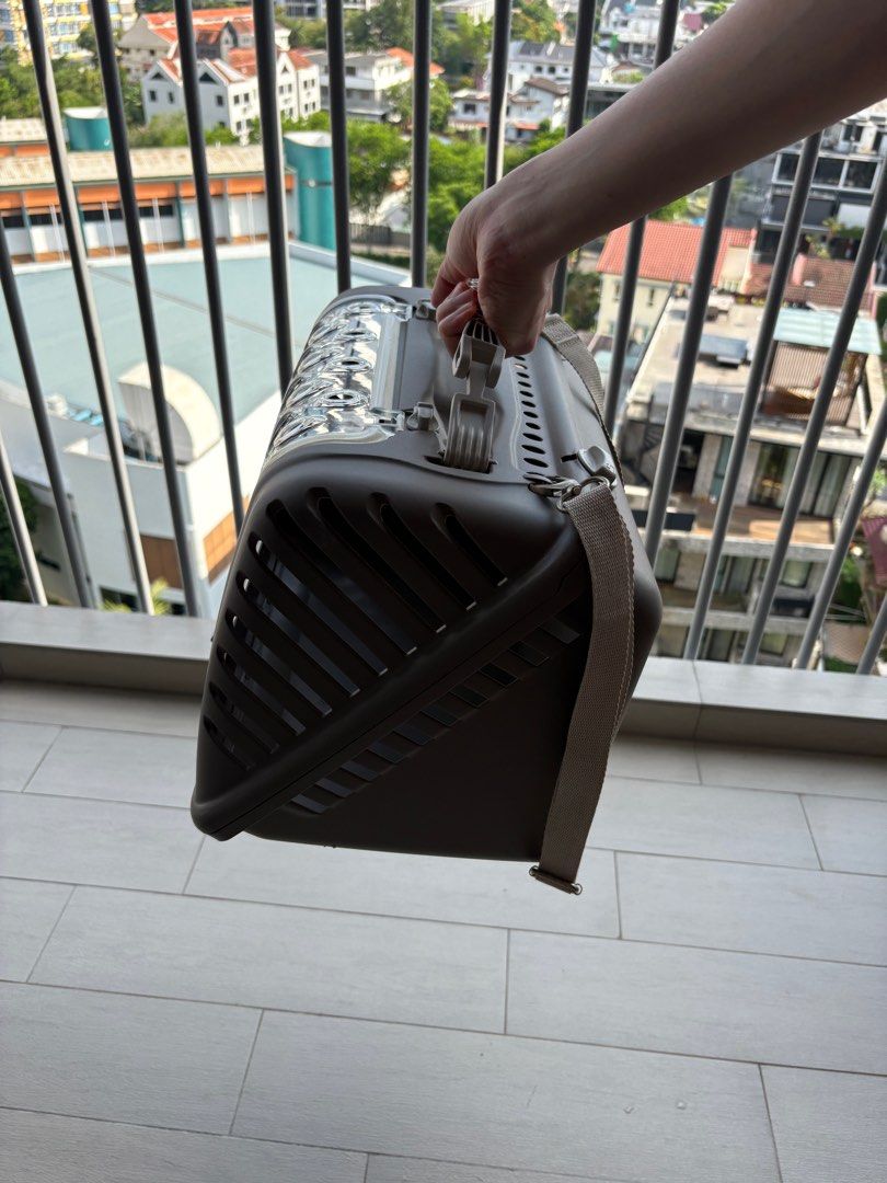 Like new pet (dog/cat) carrier (Category: Homes & Other Pet Accessories) located in Singapore. Submitted by mtzx77 (Listing ID 1374404833, Image 2). Description: Like new pet (dog/cat) carrier self-collect from florence residences.