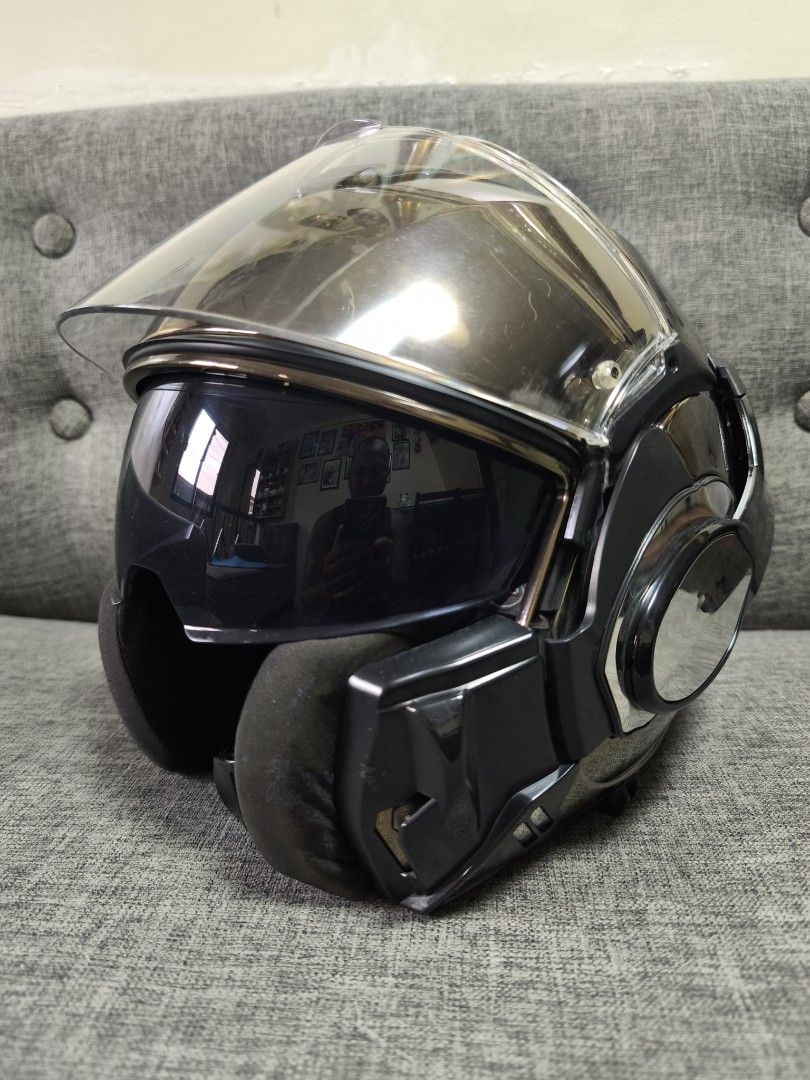 LS2 Valiant (Category: Other Sports Equipment and Supplies) located in Makati City. Submitted by mclyfe (Listing ID 1374410528, Image 2). Description: used condition with LS2 helmet bag lightly scratches Size: Large-XL Taguig / Makati Area.