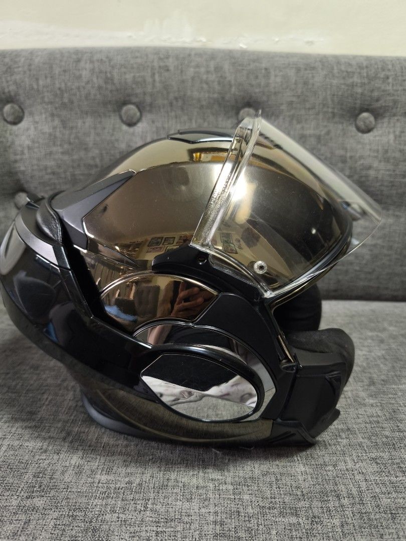 LS2 Valiant (Category: Other Sports Equipment and Supplies) located in Makati City. Submitted by mclyfe (Listing ID 1374410528, Image 3). Description: used condition with LS2 helmet bag lightly scratches Size: Large-XL Taguig / Makati Area.
