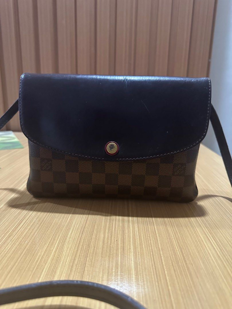 LV Louis Vuitton Twice Pochette Damier (Category: Luxury Bags & Wallets) located in Quezon City. Submitted by mypersonalstuff_10 (Listing ID 1374329907, Image 3). Description: Authentic LV Twice Pochette Damier. With adjustable strap. .