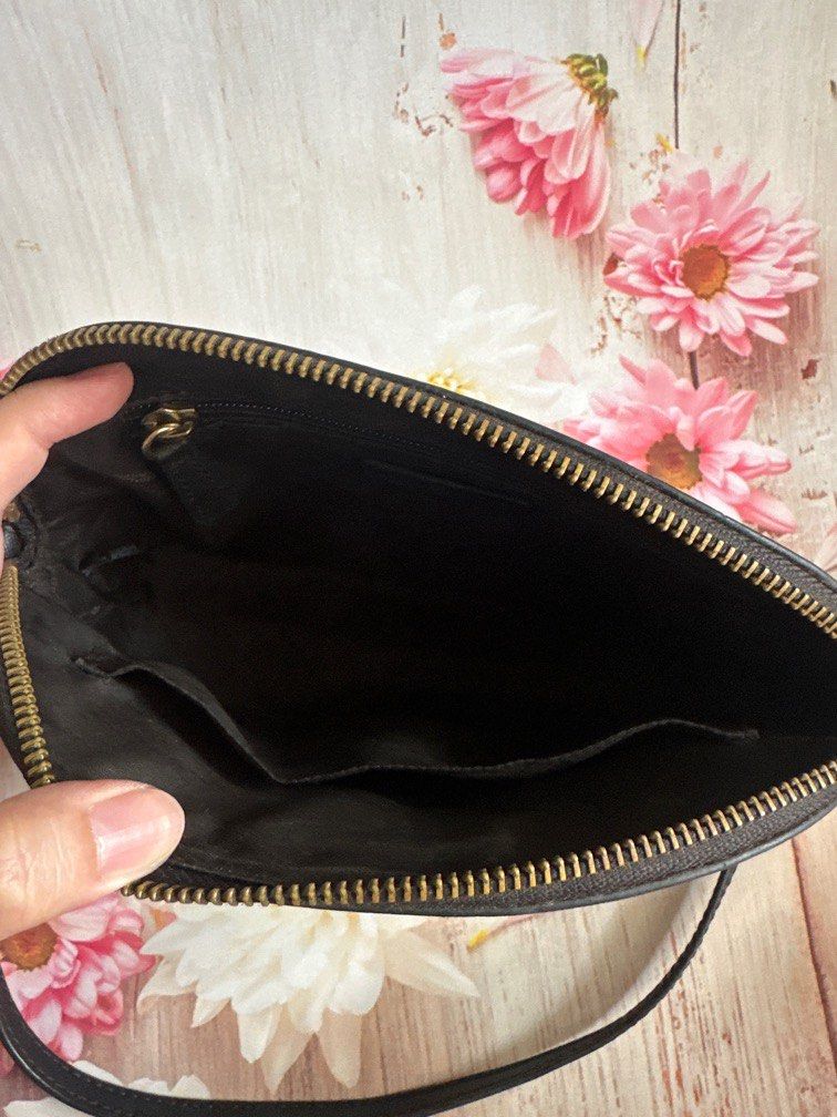 Michael Kors Black Sling Bag (Category: Bags & Wallets) located in Singapore. Submitted by gennny (Listing ID 1374362172, Image 3). Description: Selling used black michael kors sling bag, authentic. with tarnish, not for fussy buyers. Leather intact. self pickup at 510779 courier +$4.30 .