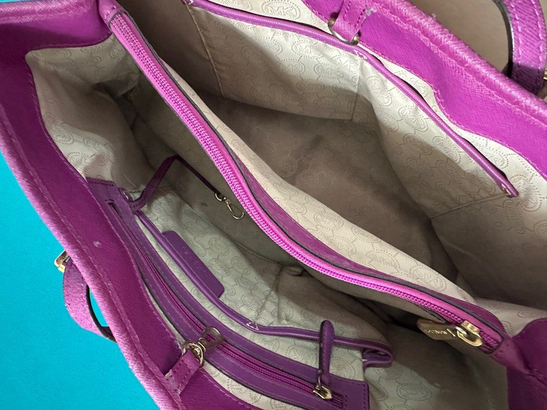 Michael Kors Jet Set Medium (Category: Shoulder Bags) located in Marikina City. Submitted by ichpd (Listing ID 1374420908, Image 3). Description: With Flaws Location: QC .
