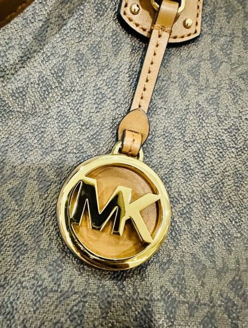 Michael Kors Voyager Tote (Category: Luxury Bags & Wallets) located in Paranaque City. Submitted by macy_s (Listing ID 1374365905, Image 3). Description: Best deal! 💯 100% Original Michael Kors Voyager Tote bag 💼 Used once, in very pristine condition Like brand new! No damage! ✨ With laptop compartment and so many pockets inside, the PERFECT BAG for your travels! Protective fillings, silk dust bag and care cards are still intact and included. O