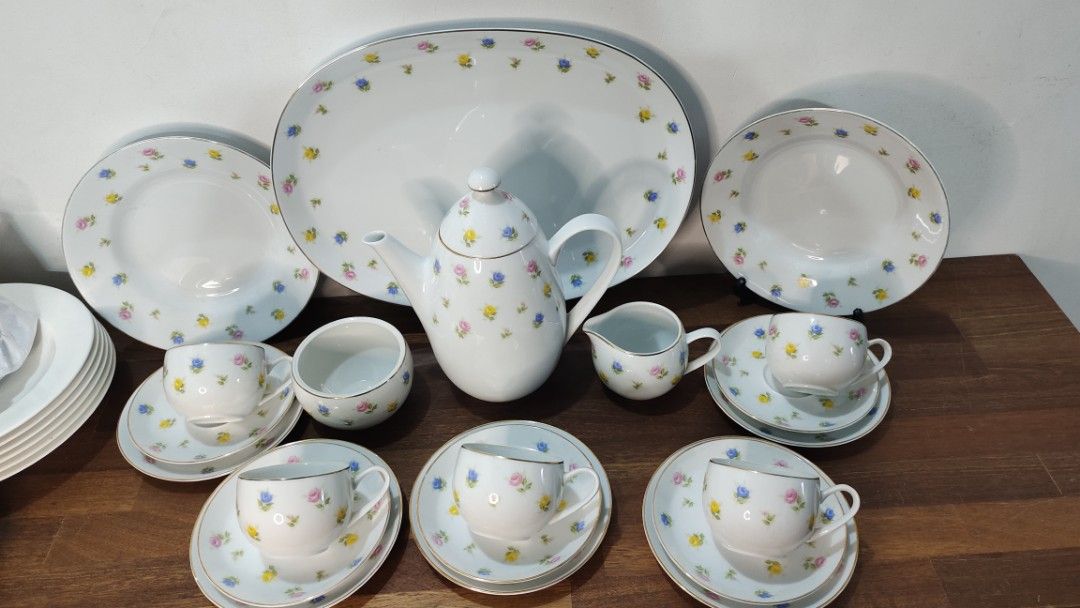 Narumi Set Rose Design 21 pcs (Category: Coffee & Tea Tableware) located in Santa Cruz. Submitted by retroflash (Listing ID 1374429390, Image 3). Description: Narumi Brand ♥️ 21 pcs 1 cup with chip, the rest are in very good condition 2500 free sf 🥰.
