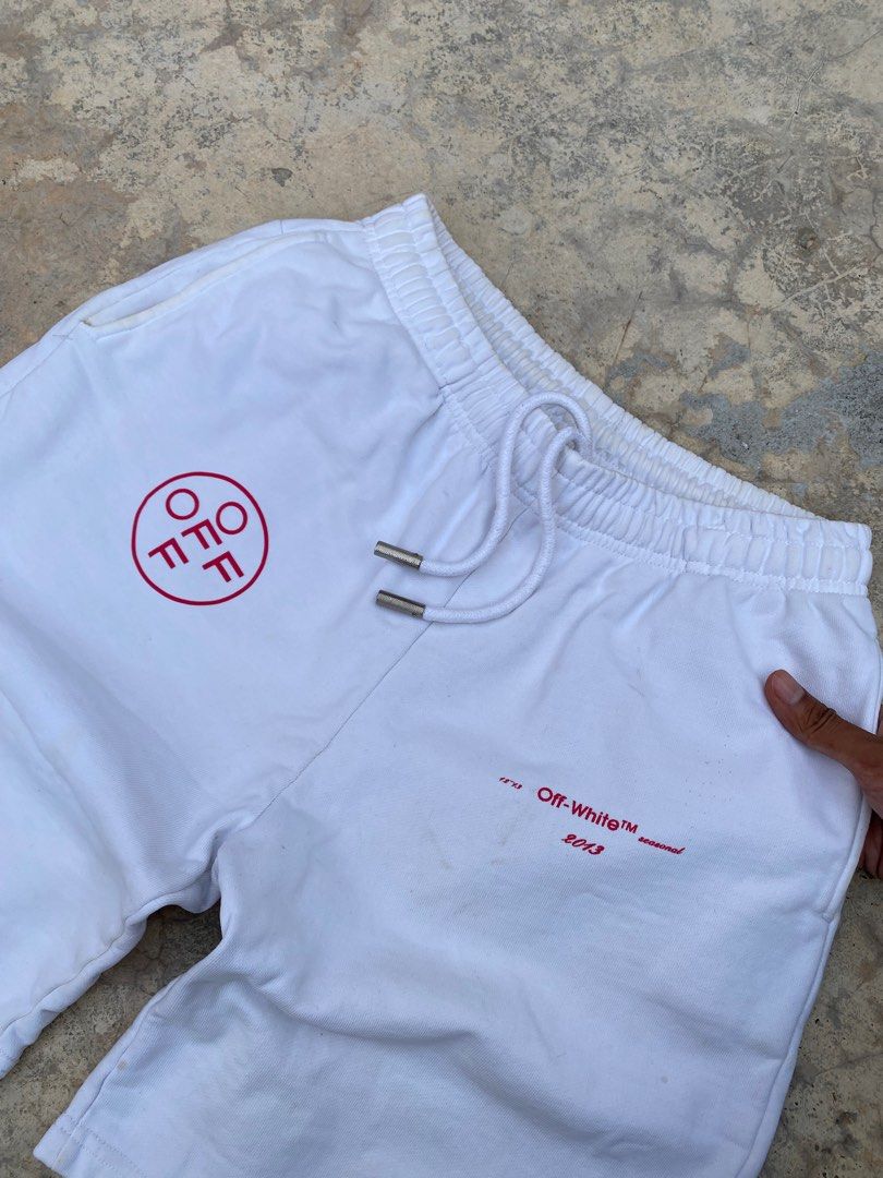 Off white (Category: Joggers) located in Batu Pahat. Submitted by stea7dept (Listing ID 1374376845, Image 2). Description: WTS ‼️ Authentic Off-white short ✅ Pakai auto menyala Colourway pekat lagi Item backhit eh Pinggang : 27-30+ ( ada adjustable) Labuh : 19 Condition fresh dari guni RM120 🔒.