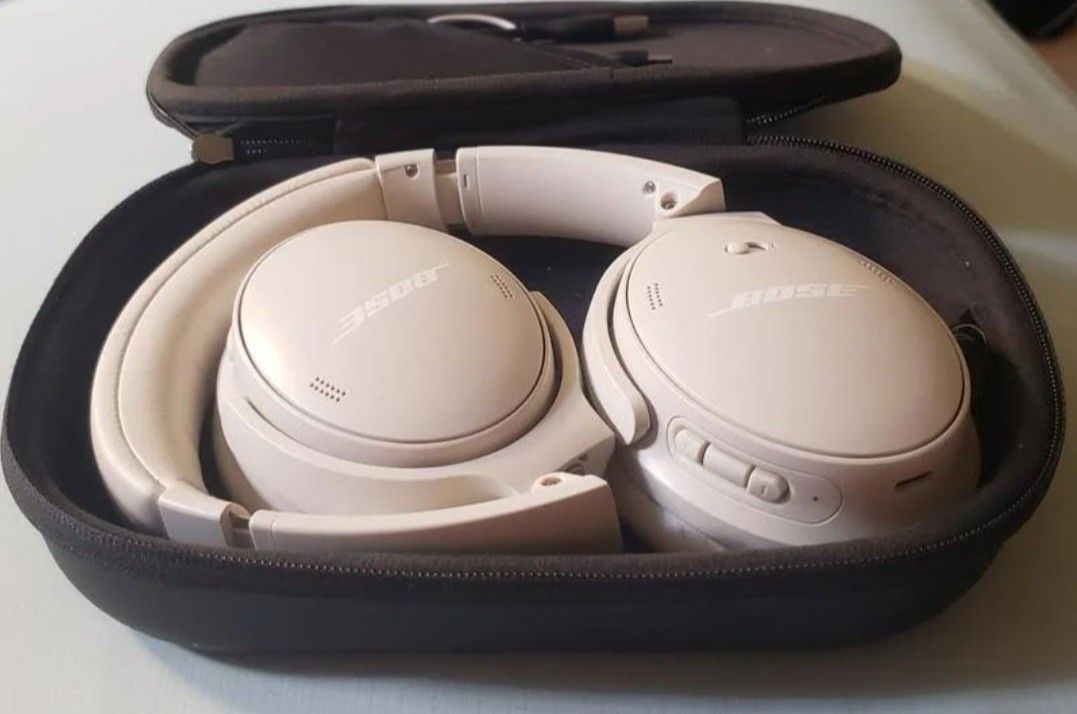 Original Bose quiet comfort Bluetooth headphones (Category: Headphones & Headsets) located in Singapore. Submitted by godblessyou. (Listing ID 1374510789, Image 2). Description: Original Bose quiet comfort Bluetooth headphones hardly used hence selling it..