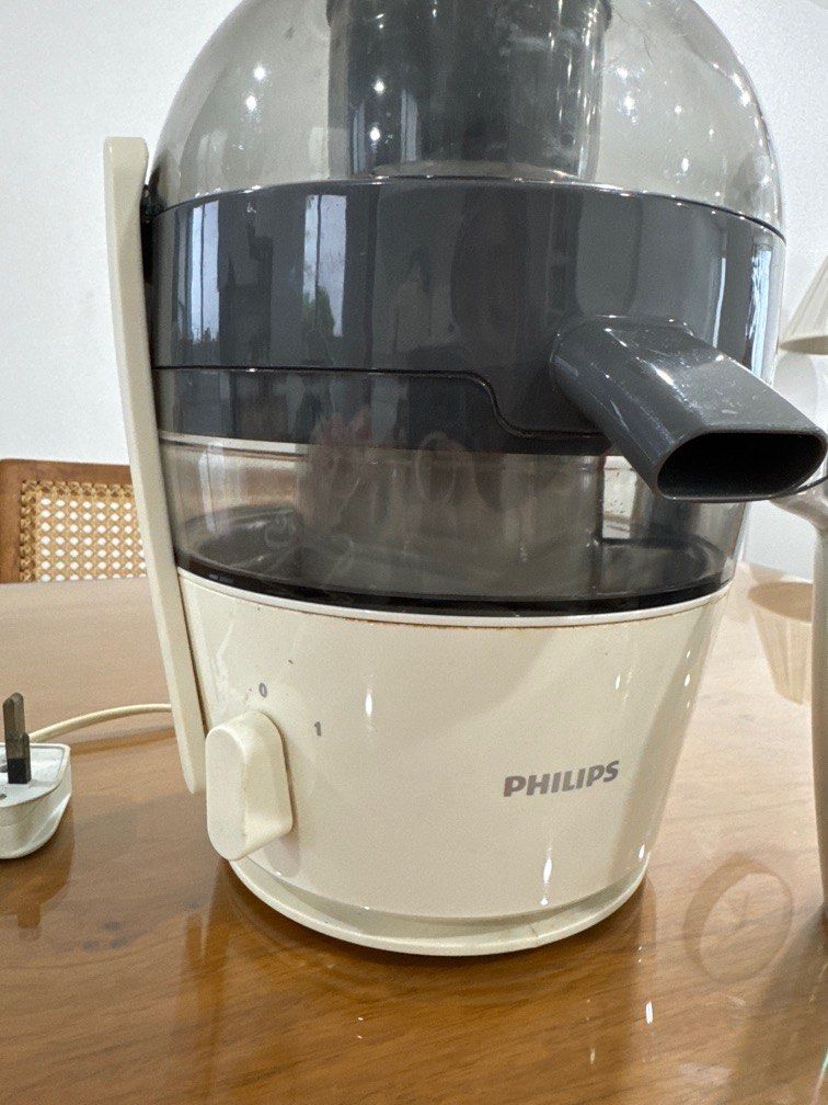 Philips Juicer (Category: Juicers, Blenders & Grinders) located in Quezon City. Submitted by heylouise (Listing ID 1374419845, Image 2). Description: No flaws, perfectly working. Just has some signs of use .