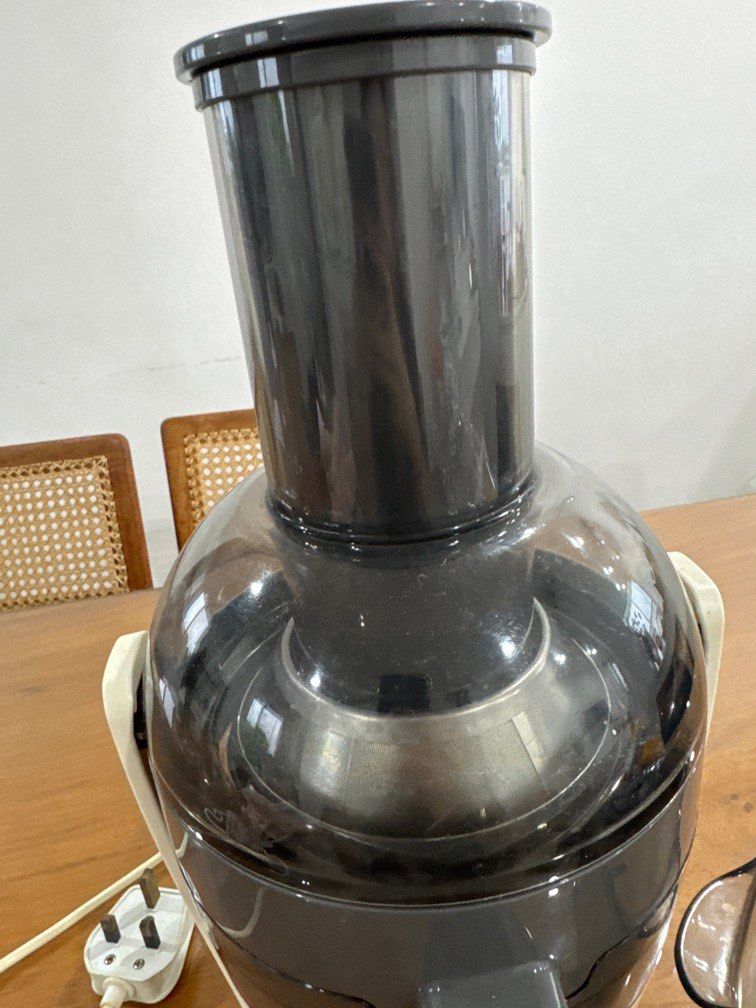 Philips Juicer (Category: Juicers, Blenders & Grinders) located in Quezon City. Submitted by heylouise (Listing ID 1374419845, Image 3). Description: No flaws, perfectly working. Just has some signs of use .