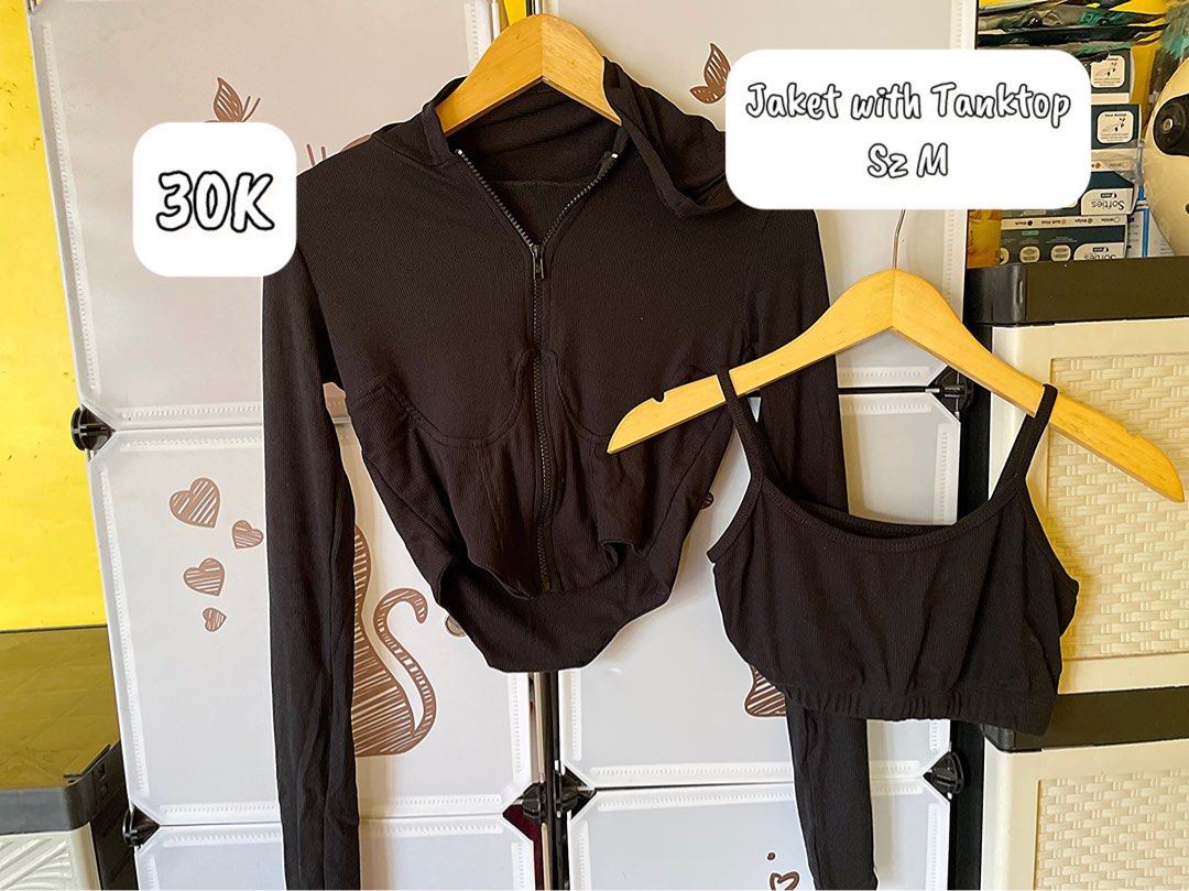 Pixie Jacket (Kategori: Atasan) berada di Sidoarjo. Dikirim oleh evinaa (ID iklan 1374360957, Gambar 1). Deskripsi: Bahan tebal.