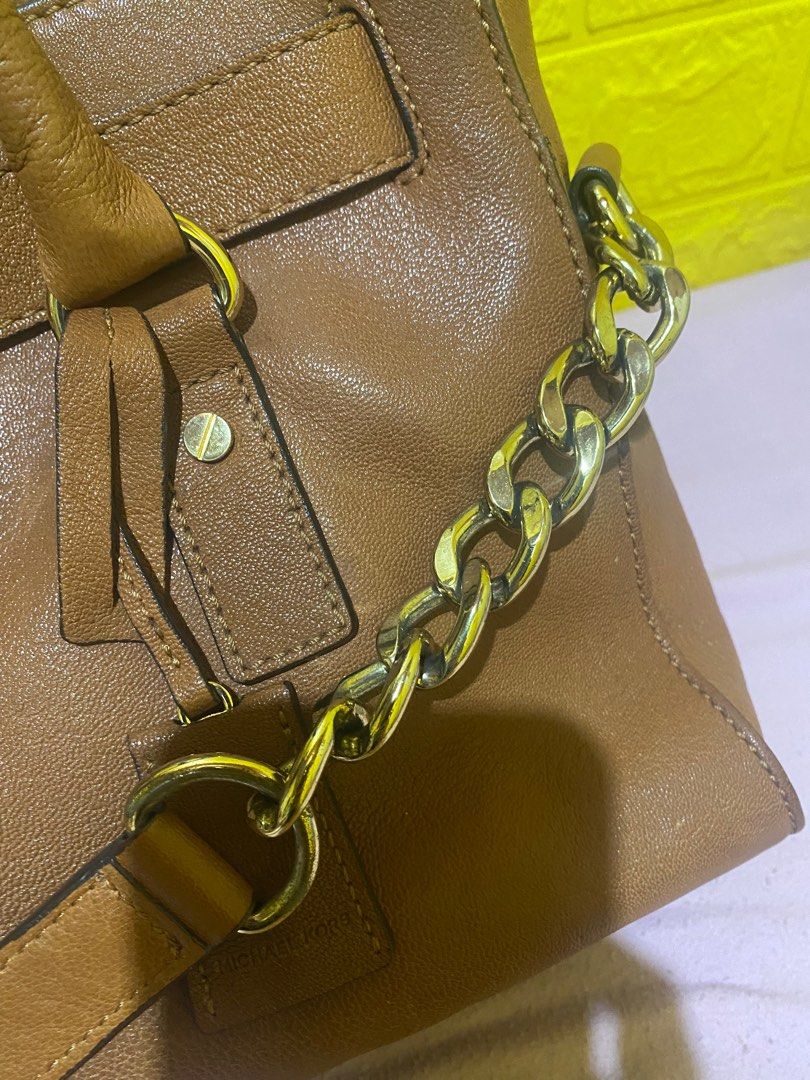 Preloved Michael Kors (Category: Luxury Bags & Wallets) located in Pasig City. Submitted by dengflores (Listing ID 1374473414, Image 3). Description: MK Hamilton preloved authentic leather with flaws sa likod. Di naman halata if suot na. Maayos na maayos pa yung loob and hardware with onting fadings. But in good condition pa. Manage your expectation.