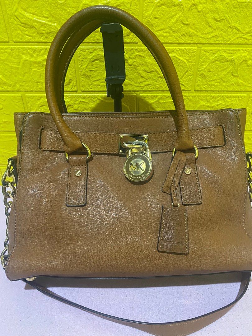 Preloved Michael Kors (Category: Luxury Bags & Wallets) located in Pasig City. Submitted by dengflores (Listing ID 1374473414, Image 1). Description: MK Hamilton preloved authentic leather with flaws sa likod. Di naman halata if suot na. Maayos na maayos pa yung loob and hardware with onting fadings. But in good condition pa. Manage your expectation.
