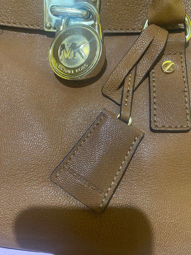 Preloved Michael Kors (Category: Luxury Bags & Wallets) located in Pasig City. Submitted by dengflores (Listing ID 1374473414, Image 2). Description: MK Hamilton preloved authentic leather with flaws sa likod. Di naman halata if suot na. Maayos na maayos pa yung loob and hardware with onting fadings. But in good condition pa. Manage your expectation.