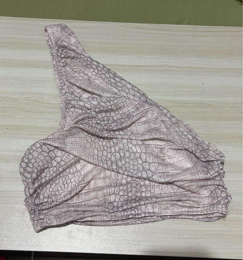 printed one sided top (Category: Sleeveless) located in Baguio. Submitted by sunbe4m (Listing ID 1374325553, Image 1). Description: .