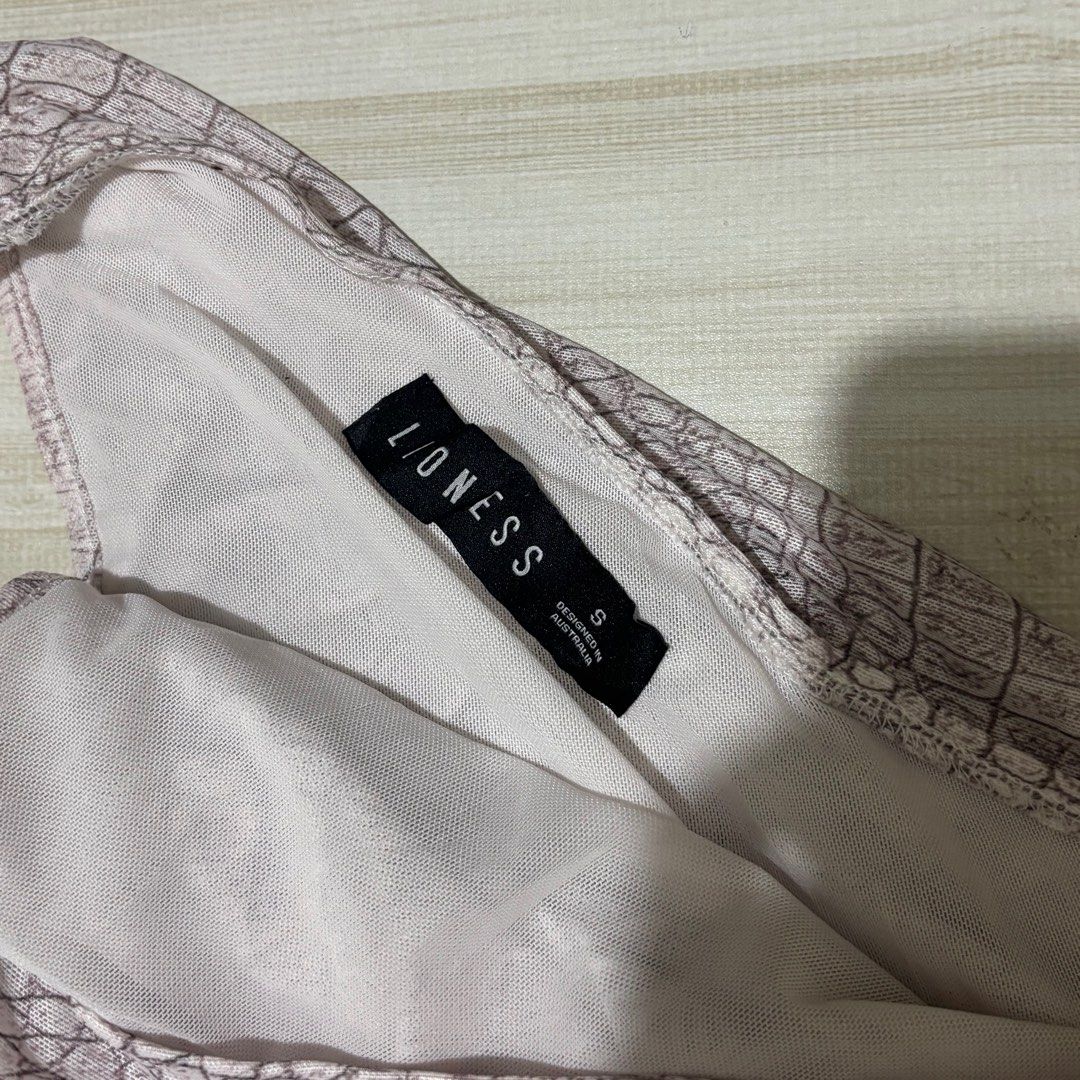 printed one sided top (Category: Sleeveless) located in Baguio. Submitted by sunbe4m (Listing ID 1374325553, Image 2). Description: .