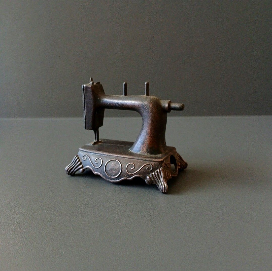 Rautan pensil tembaga vintage (Kategori: Pajangan Antik) berada di Jakarta Timur. Dikirim oleh SLStorage (ID iklan 1374335161, Gambar 1). Deskripsi: Rautan pensil vintage/lawas dari bahan tembaga. Motif mesin jahit jaman dulu. Dimensi panjang 6 cm dan tinggi 6 cm..