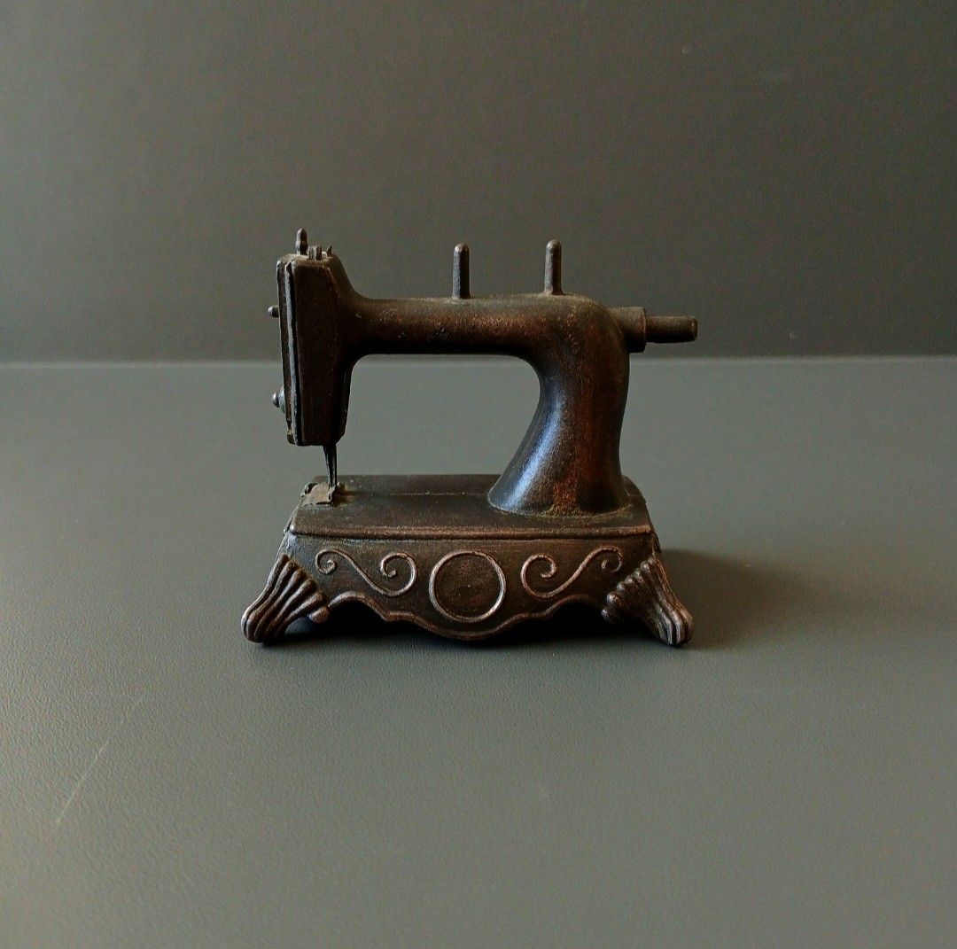 Rautan pensil tembaga vintage (Kategori: Pajangan Antik) berada di Jakarta Timur. Dikirim oleh SLStorage (ID iklan 1374335161, Gambar 3). Deskripsi: Rautan pensil vintage/lawas dari bahan tembaga. Motif mesin jahit jaman dulu. Dimensi panjang 6 cm dan tinggi 6 cm..
