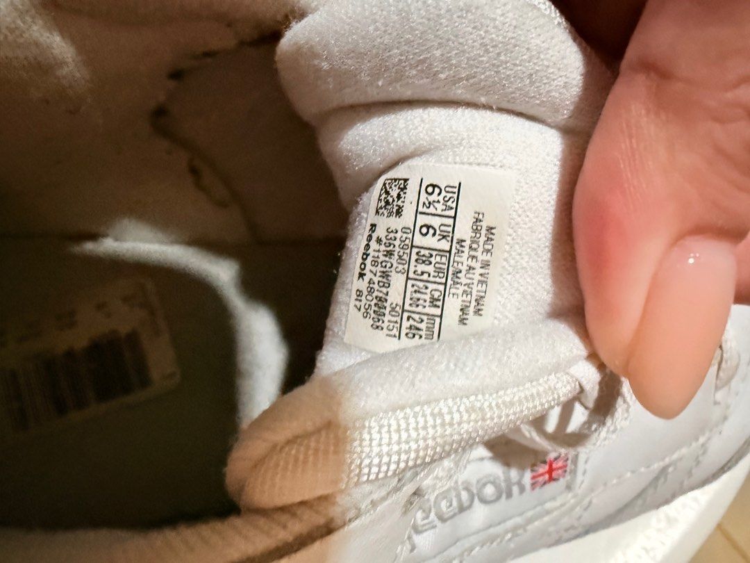 Reebok Women's Classic Leather (Category: Sneakers) located in Calumpit. Submitted by sunsuncob (Listing ID 1374435279, Image 3). Description: Reebok Women’s Classic Leather No box Msg me for more photos Rfs: not using it anymore.