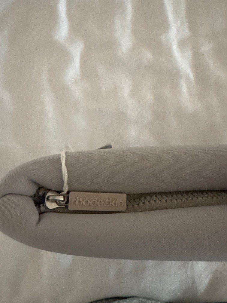 RHODE Limited Makeup Bag (Category: Makeup) located in Quezon City. Submitted by thrift.manila (Listing ID 1374384693, Image 2). Description: .