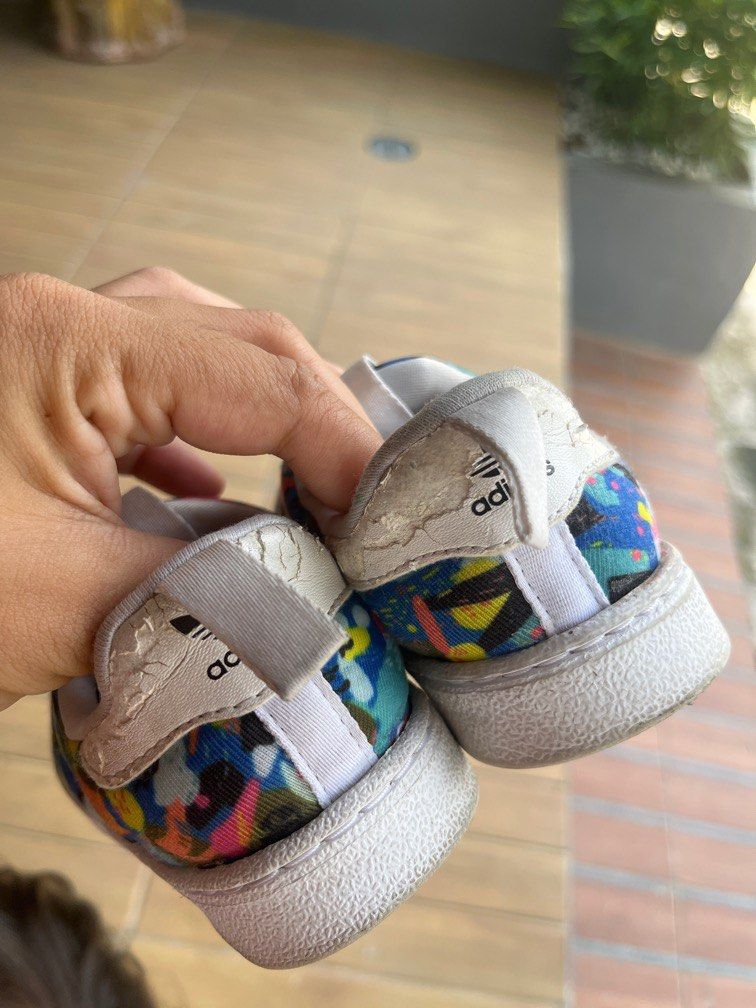 Sepatu anak adidas ori (Kategori: 1 hingga 3 tahun) berada di Jakarta Barat. Dikirim oleh manwomankidstuff (ID iklan 1374391090, Gambar 2). Deskripsi: No box Minus seperti di foto.
