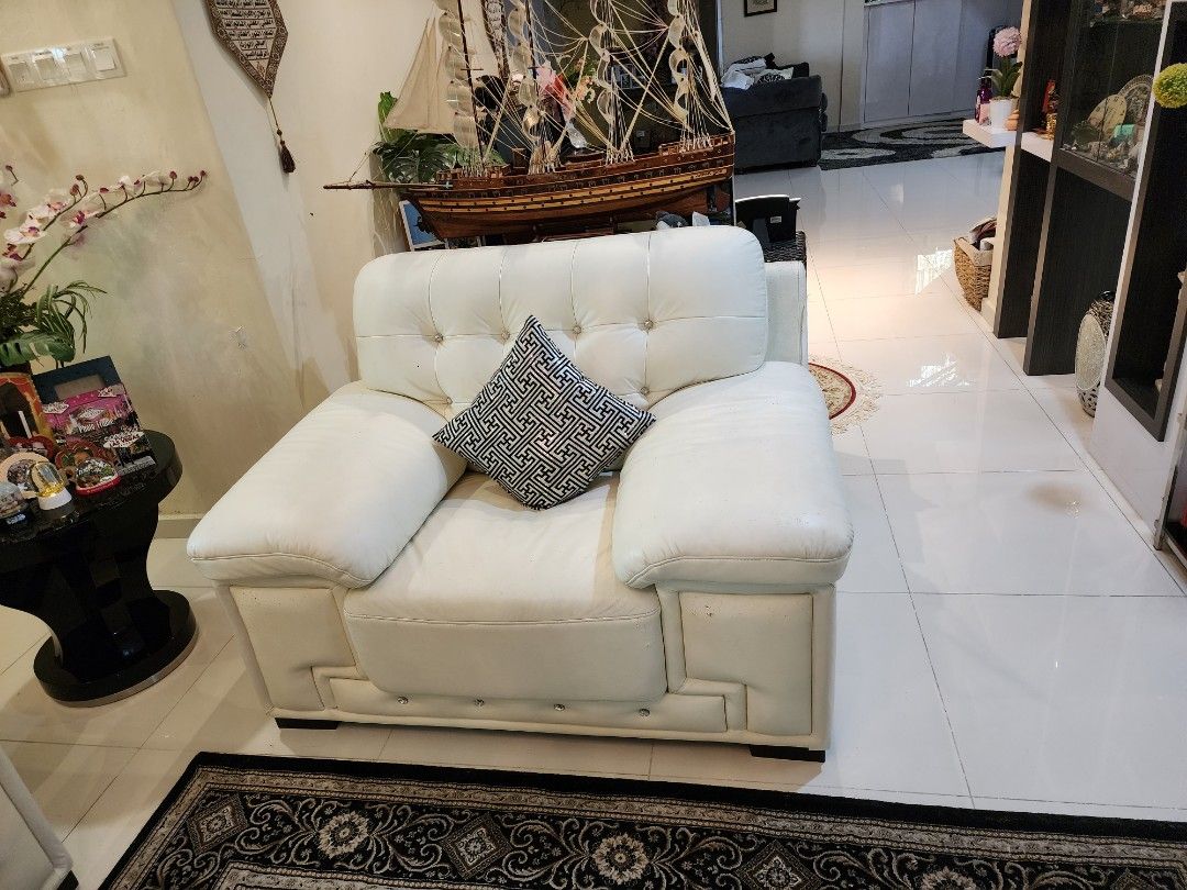 Sofas (Category: Sofas) located in Nibong Tebal. Submitted by roslank920 (Listing ID 1374369538, Image 3). Description: beli dulu 8k. Kulit warna putih, cantik ada diamond button. cuma ada kesan cakar kucing. span sangat elok tak tengelam langsung sebab jarang duduk. sedia transport sendiri. call 01255794satulima. nibong tebal. harga boleh. nego.