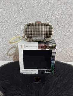 (Category: ) located in . Submitted by dalle_closet (Listing ID 1374386878, Image 1). Description: .