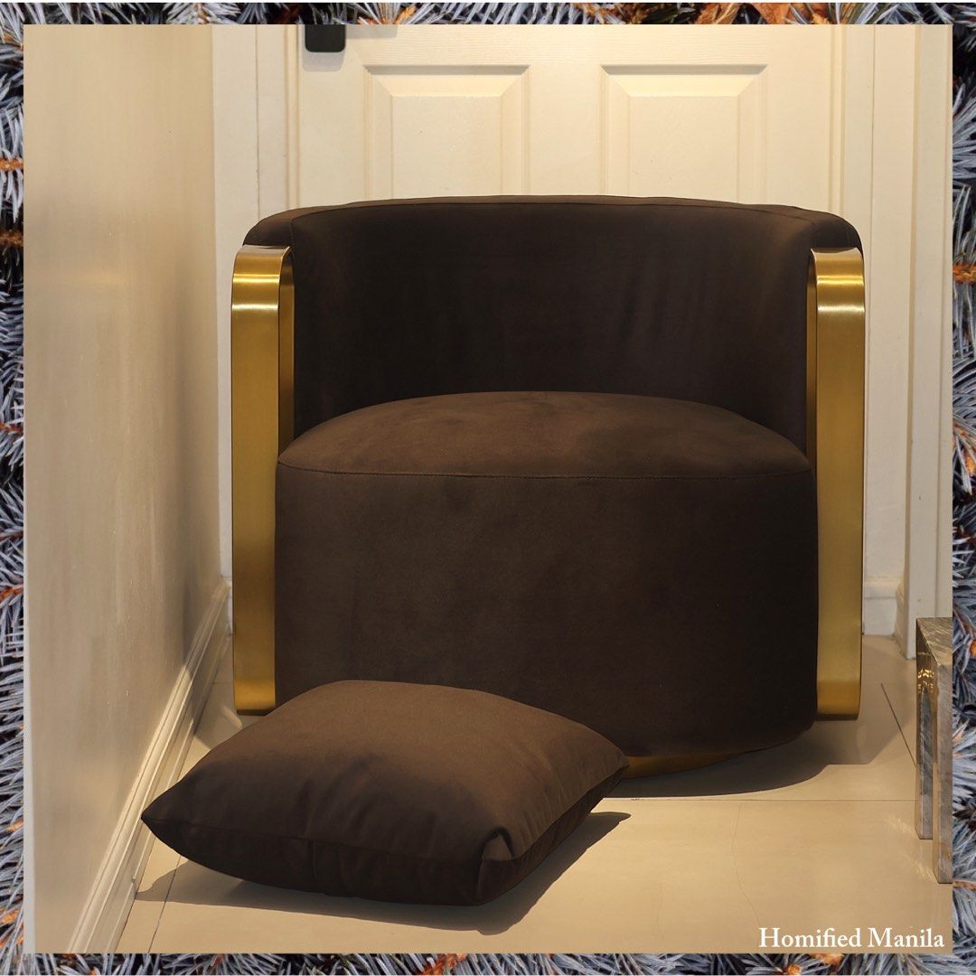 Swivel Chair (Category: Chairs) located in Makati City. Submitted by arjayv (Listing ID 1374365180, Image 2). Description: Swivel chair. Brand new. Available and ready for delivery Materials : Stainless | High Quality Foam | Velvet Size : L 80cm W 70cm H 70cm Follow our IG Page for more details .