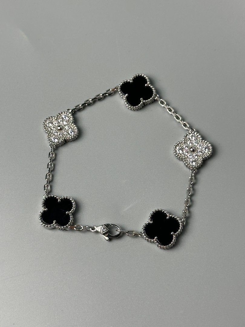 Van cleef arpels bracelet (Category: Bracelets) located in Manila. Submitted by dough_lux (Listing ID 1374400036, Image 2). Description: 17cm.