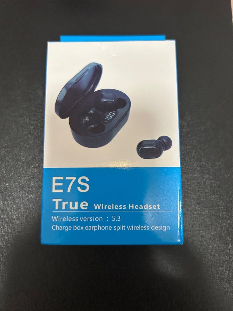 Wireless Headset (Category: Earphones) located in Singapore. Submitted by mumu11 (Listing ID 1374451039, Image 1). Description: New piece, economical wireless headset. For normal use, not for high expectation user. The casing not solid, the sound quality is normal. .