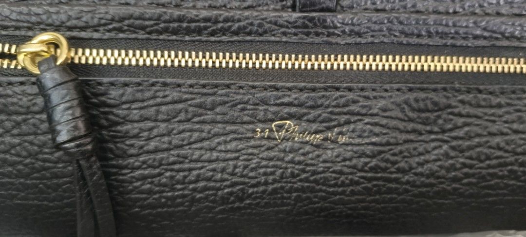 3.1 Phillip Lim Pashli Satchel Bag (Category: Luxury Bags & Wallets) located in Legazpi City. Submitted by georgepineda791 (Listing ID 1374692905, Image 2). Description: 👜 Preloved 3.1 Phillip Lim Pashli Satchel Bag Made of quality leather with gold-tone hardware 👐 Can be worn as a handbag or crossbody – chic and versatile ✅ Minimal signs of usage ⚠️ Flaw: Tarnishing around the lock area (please check photos for details) ✨ Still in great condit