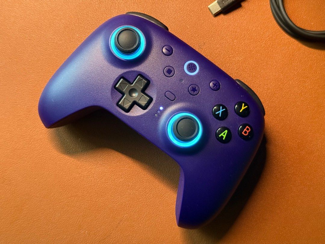 由 steve8697 (刊登 ID 1374664111，圖片 3) 提交，位於 台北市 (Taipei) 的 8BitDo 八位堂 獵戶座 2 代真無線 PC 版 遊戲手把 霍爾搖桿 PC電腦 Steam 安卓手機 蘋果iOS 原神 黑神話悟空 遊戲 NSwitch通用 帶背鍵 充電地平線 (類別：其他遊戲週邊商品)，說明：一個功能非常完全的遊戲手把！ 2025.4於官方商店 約台幣1380另加運費購入 非常新 因比較常打手遊 所以這個手把就沒什麼在用 剛開始摸到的時候會覺得手感很好 它也比較小巧圓潤 手握包覆感優 不確定手非常大的人適不適合 八位堂 獵戶座 2 代真無線 PC 版 （星夜紫） 手柄＋底座＋接收器 無線2.4G＋藍牙＋TypeC有線連接 官方介紹（請忽略中國用語）： 獵戶座系列煥新版，在硬件與架構層面實現全方位升級，性能躍升至全新高度，支持 Windows 和安卓。 配有自動啓停充電底座 無縫貼合的自動啓停充電底座，讓您的手柄放下即充，拿起即用。 將手柄接收器內置底座