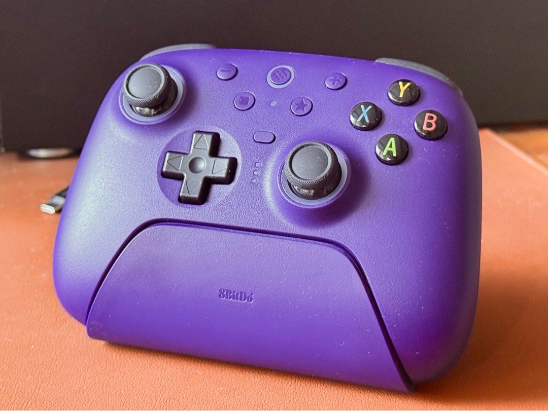 由 steve8697 (刊登 ID 1374664111，圖片 1) 提交，位於 台北市 (Taipei) 的 8BitDo 八位堂 獵戶座 2 代真無線 PC 版 遊戲手把 霍爾搖桿 PC電腦 Steam 安卓手機 蘋果iOS 原神 黑神話悟空 遊戲 NSwitch通用 帶背鍵 充電地平線 (類別：其他遊戲週邊商品)，說明：一個功能非常完全的遊戲手把！ 2025.4於官方商店 約台幣1380另加運費購入 非常新 因比較常打手遊 所以這個手把就沒什麼在用 剛開始摸到的時候會覺得手感很好 它也比較小巧圓潤 手握包覆感優 不確定手非常大的人適不適合 八位堂 獵戶座 2 代真無線 PC 版 （星夜紫） 手柄＋底座＋接收器 無線2.4G＋藍牙＋TypeC有線連接 官方介紹（請忽略中國用語）： 獵戶座系列煥新版，在硬件與架構層面實現全方位升級，性能躍升至全新高度，支持 Windows 和安卓。 配有自動啓停充電底座 無縫貼合的自動啓停充電底座，讓您的手柄放下即充，拿起即用。 將手柄接收器內置底座