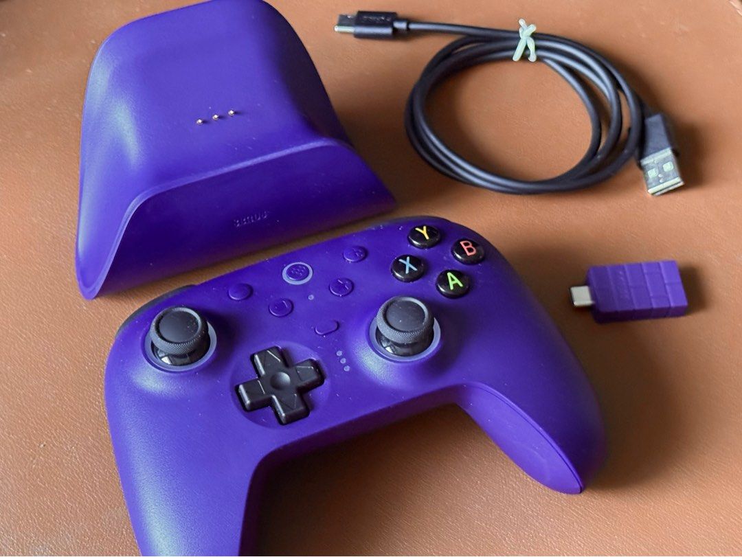 由 steve8697 (刊登 ID 1374664111，圖片 2) 提交，位於 台北市 (Taipei) 的 8BitDo 八位堂 獵戶座 2 代真無線 PC 版 遊戲手把 霍爾搖桿 PC電腦 Steam 安卓手機 蘋果iOS 原神 黑神話悟空 遊戲 NSwitch通用 帶背鍵 充電地平線 (類別：其他遊戲週邊商品)，說明：一個功能非常完全的遊戲手把！ 2025.4於官方商店 約台幣1380另加運費購入 非常新 因比較常打手遊 所以這個手把就沒什麼在用 剛開始摸到的時候會覺得手感很好 它也比較小巧圓潤 手握包覆感優 不確定手非常大的人適不適合 八位堂 獵戶座 2 代真無線 PC 版 （星夜紫） 手柄＋底座＋接收器 無線2.4G＋藍牙＋TypeC有線連接 官方介紹（請忽略中國用語）： 獵戶座系列煥新版，在硬件與架構層面實現全方位升級，性能躍升至全新高度，支持 Windows 和安卓。 配有自動啓停充電底座 無縫貼合的自動啓停充電底座，讓您的手柄放下即充，拿起即用。 將手柄接收器內置底座