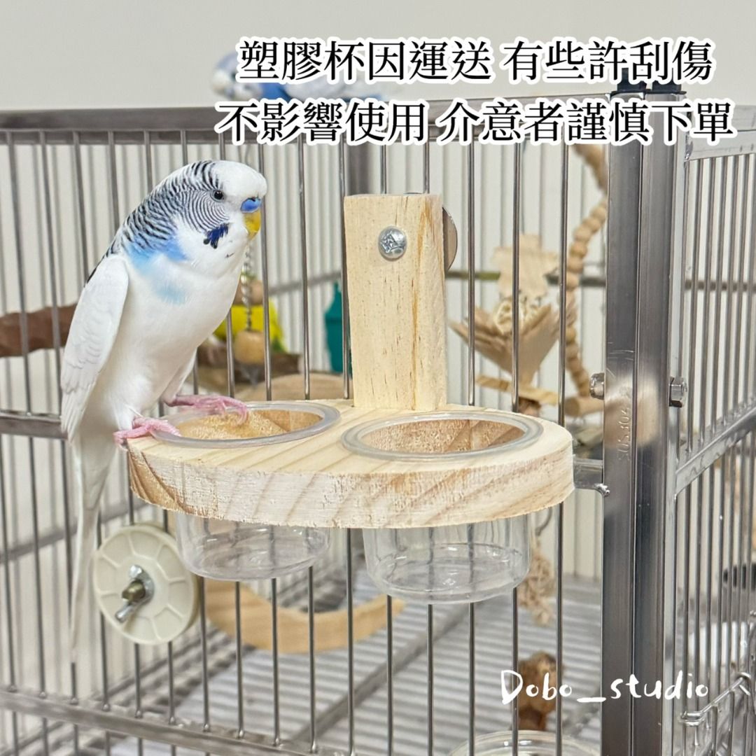 由 ai422917 (刊登 ID 1374577046，圖片 3) 提交，位於 高雄市 (Kaohsiung) 的 台灣出貨 鸚鵡實木雙杯架 鸚鵡食盆 原木杯架 鸚鵡飼料架 餵食器 鳥籠用品 虎皮 飼料杯架 食盆 小型鸚鵡飼料盒 (類別：寵物及其他)，說明：鸚鵡實木雙杯架 鸚鵡食盆 原木杯架 鸚鵡飼料架 餵食器 鳥籠用品 虎皮 飼料杯架 食盆 小型鸚鵡飼料盒。