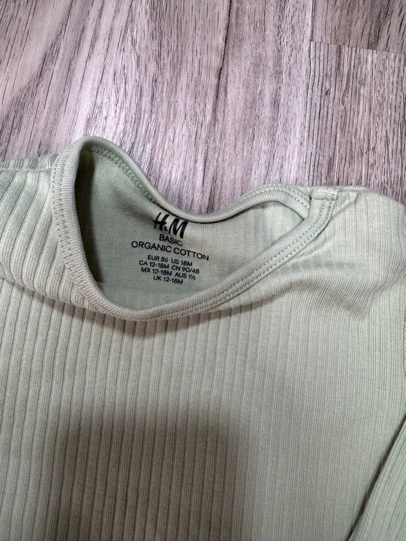 由 wumi0510 (刊登 ID 1374562589，圖片 3) 提交，位於 苗栗縣 (Miaoli) 的 合售 近新 H&M 86碼 18m 長袖包屁衣 男寶寶女寶寶男童女童 (類別：嬰兒及兒童流行時尚)，說明：。