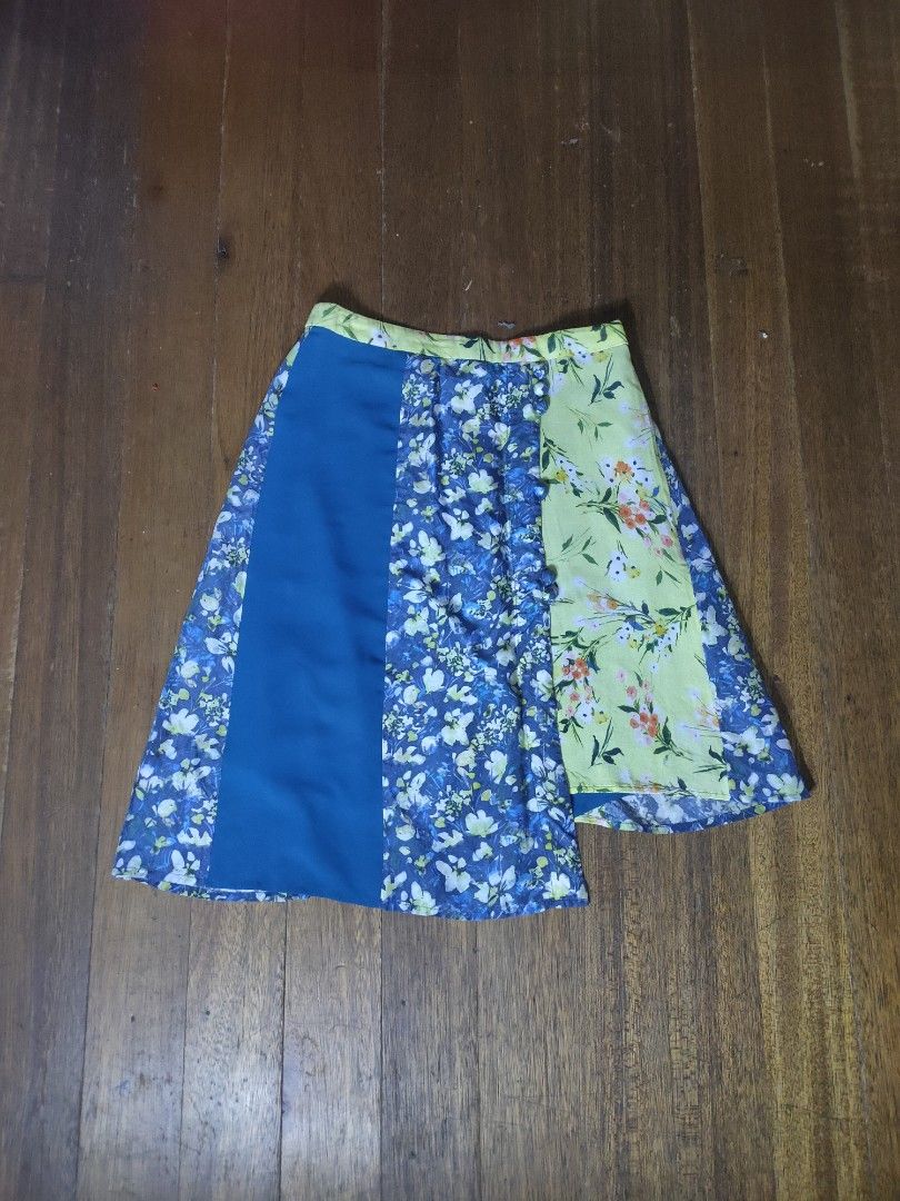Acne studios hamni print pss18 skirt (Category: Skirts) located in Mandaluyong City. Submitted by beloved_kirara (Listing ID 1374645168, Image 2). Description: excellent condition no issue size 34 on tag Waist: ~24–25 inches (61–64 cm) Hips: ~34 inches (86 cm) 2500 + sf location Mandaluyong willing to meet up as long as it's near my area.
