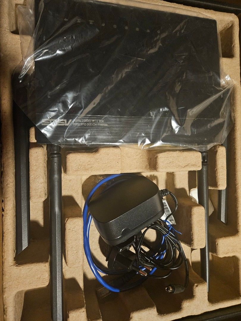 ASUS RT-AC1200G+ Wireless-AC1200 Router (Category: Networking) located in Singapore. Submitted by blimpblop (Listing ID 1374688216, Image 2). Description: ASUS RT-AC1200G+ dual-band router.