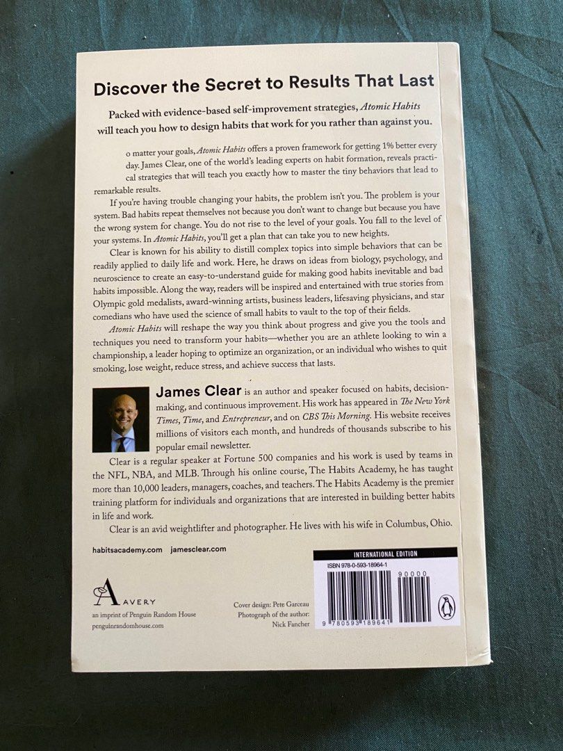 Atomic Habits – James Clear (Category: Storybooks) located in Cavite. Submitted by namiikeii (Listing ID 1374525681, Image 3). Description: Bestseller on self-improvement and productivity 💡 Practical tips to break bad habits and build better ones ✅ Original copy, in great condition 💵 Price: ₱300.