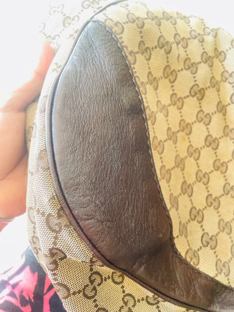 Authentic Gucci tote (Category: Luxury Bags & Wallets) located in Mambajao. Submitted by ckali (Listing ID 1374537242, Image 3). Description: Normal sign of use wala naman major issue.