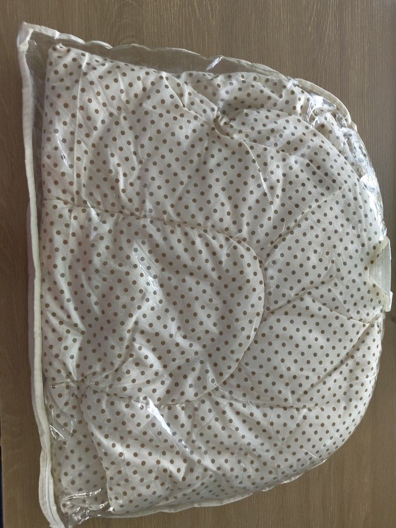 Baby Bee (Category: Childrens' Beds) located in Singapore. Submitted by mr5.4l3x4nd3r (Listing ID 1374541709, Image 1). Description: Brand New Except there is no pillow colour : cream dot strictly by meetup/self collection and cash/paynow.