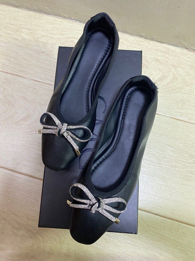 Black Bow Flats CMG (Category: Flats & Sandals) located in Makati City. Submitted by nique.closet (Listing ID 1374633735, Image 2). Description: Used a couple of times Size 37 but can also fit size 6. With box Super comfy!! Tried and tested for long walks.