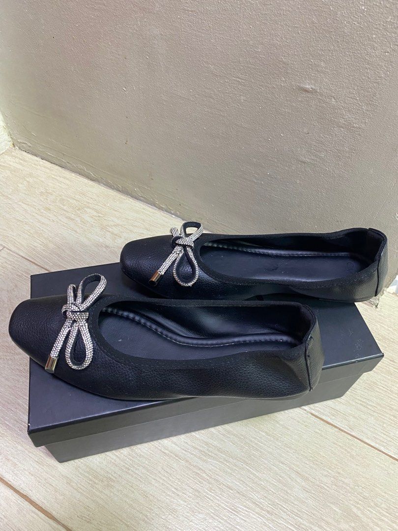 Black Bow Flats CMG (Category: Flats & Sandals) located in Makati City. Submitted by nique.closet (Listing ID 1374633735, Image 3). Description: Used a couple of times Size 37 but can also fit size 6. With box Super comfy!! Tried and tested for long walks.