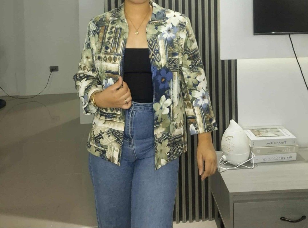 Blazer Coat for women (Size Large) (Category: Coats, Jackets and Outerwear) located in Manila. Submitted by c.marga20 (Listing ID 1374596106, Image 3). Description: Brand: Alfred Dunner Color: Floral Size: Large (Measurements) Bust: 40 inches Length: 27 inches Shoulder width: 15.5 inches Sleeve length: 19 inches Arm hole: 18 inches Sleeve hole: 13.5 inches.